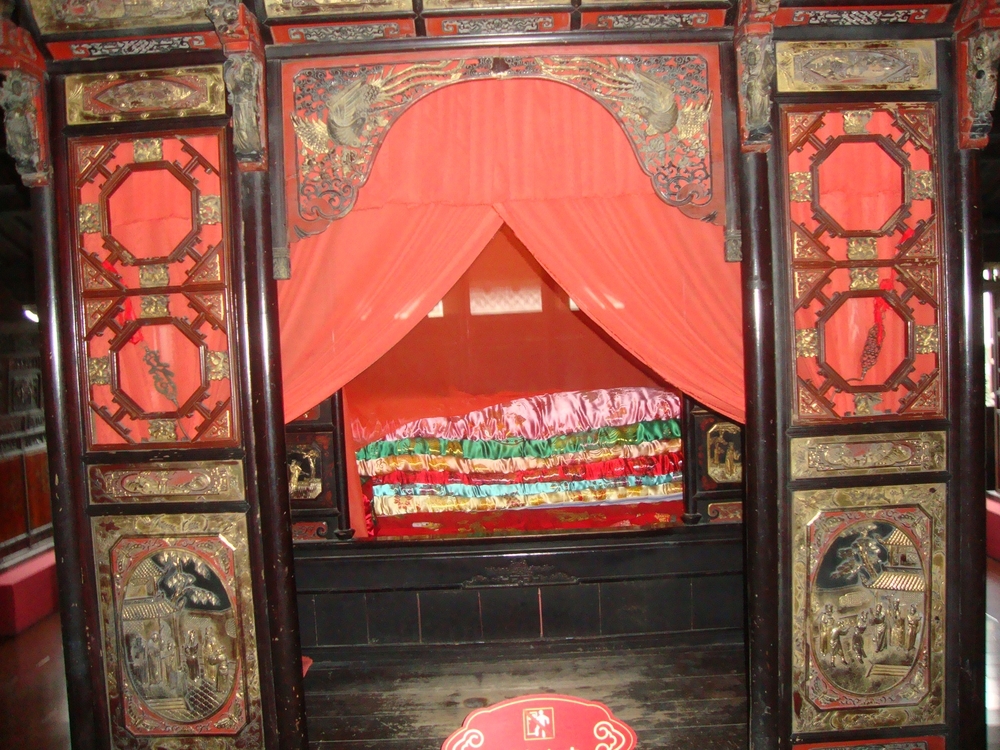 Китай, Легло - стая с балдахин. Копринените завивки са шест - за щастие
