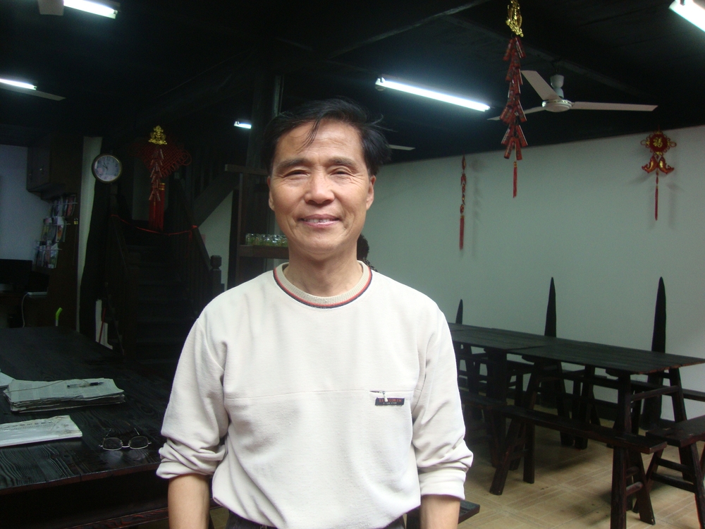 Китай, Човекът предоставя безплатни услуги - фотокопиране, чай от хризантеми и информация
