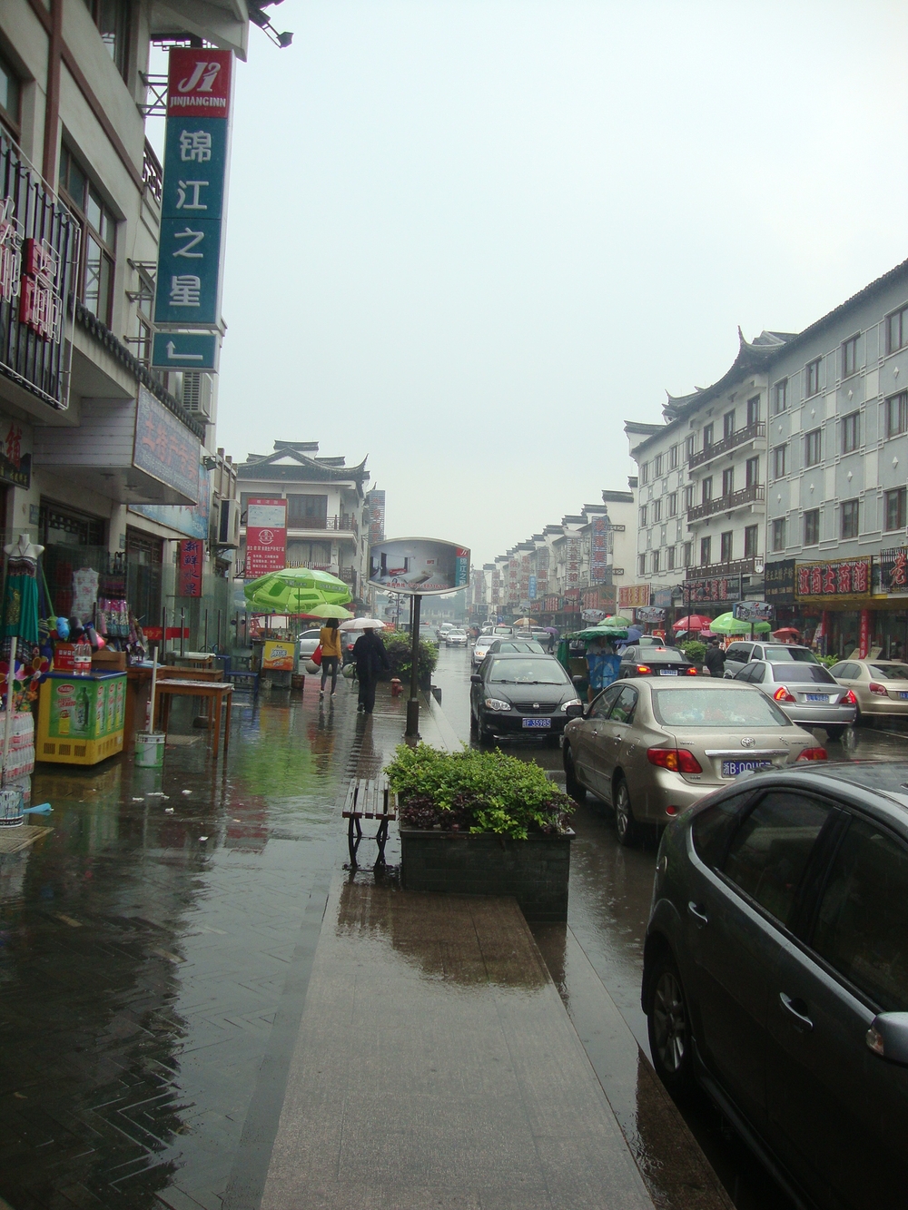 Китай, Съвременна улица в Уджън, извън Стария град
