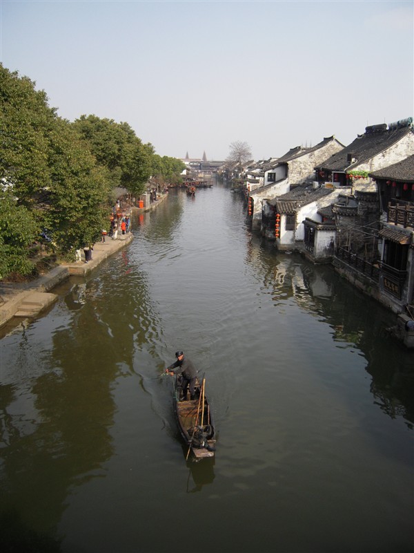 Китай, В лодката има корморан, обучен да лови риба
