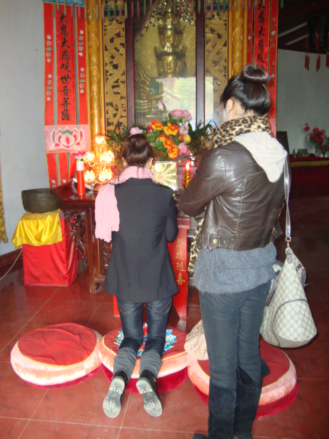 Китай, Сиан, Тези момичета се молиха горещо във всички храмове
