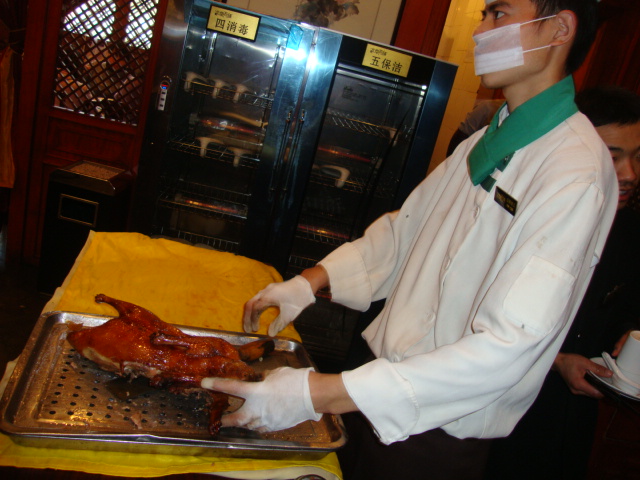 Китай, Сиан, Сервитьорът нарязва патицата

