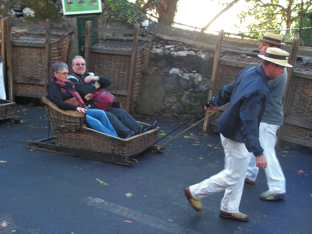 Круиз, Туристи изпробват местния начин за транспорт с плетени кошници 
