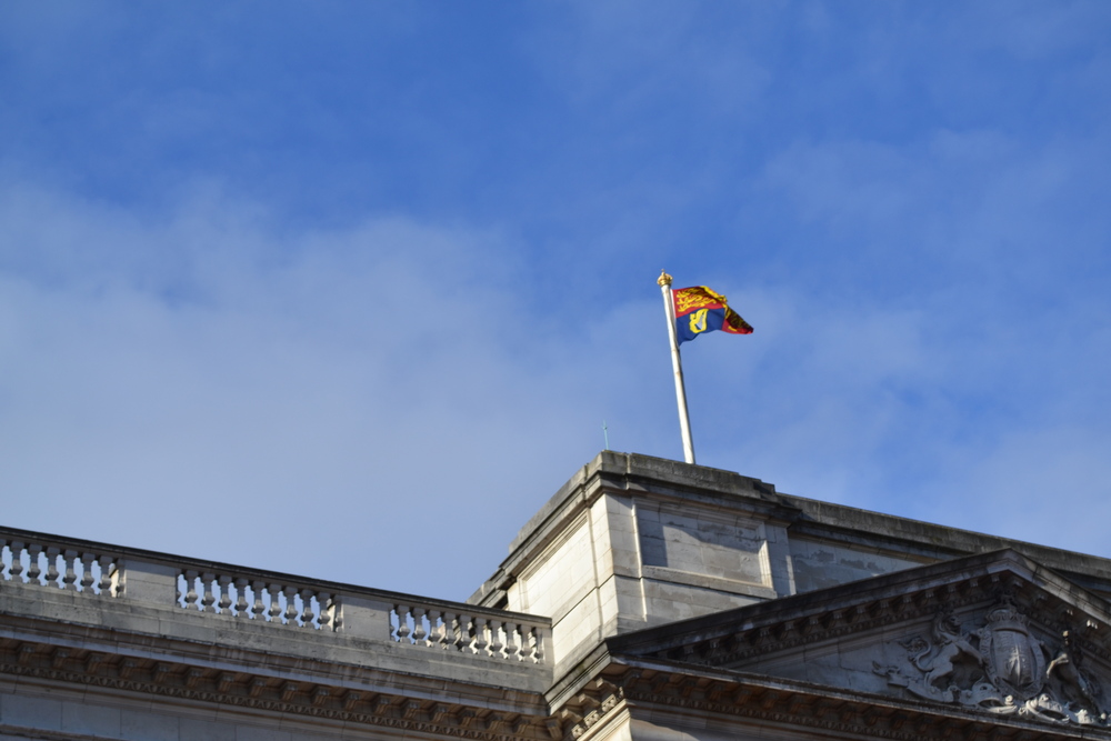 Лондон, Бъкингамският дворец, Щом се вее знамето на Кралицата, значи си е у дома.
