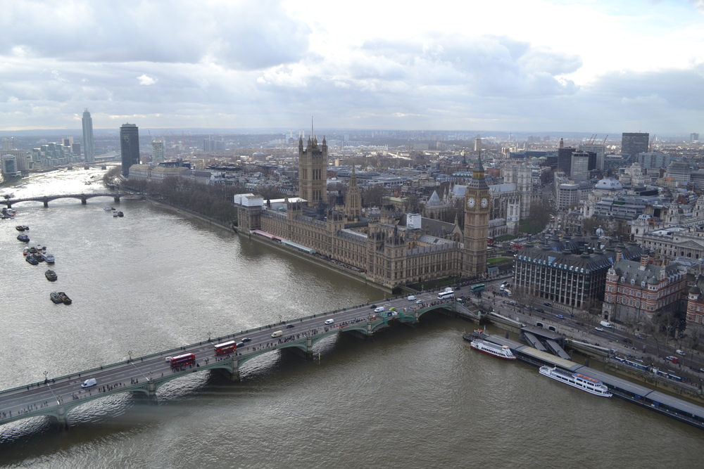 Лондон, корабчетата на Уестминстър. Зад тях Парламента. Снимано е от Окото на Лондон
