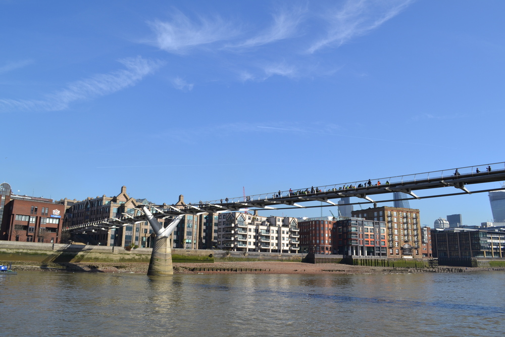 Лондон, пешеходният мост водещ към Св. Павел
