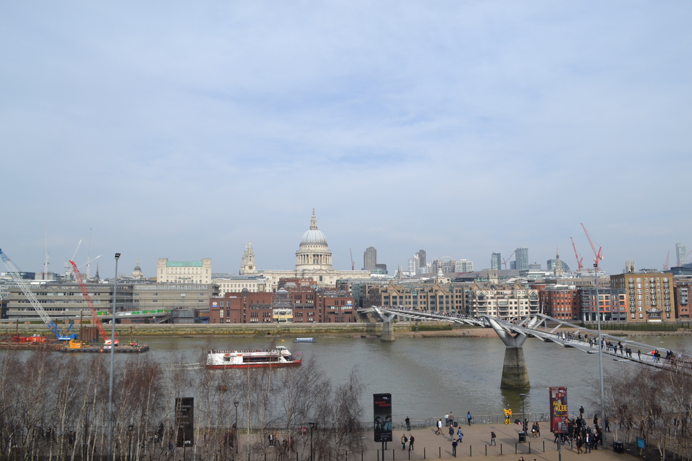 Лондон, гледка към Свети Павел от галерията за модерно изкуство Тейт.
