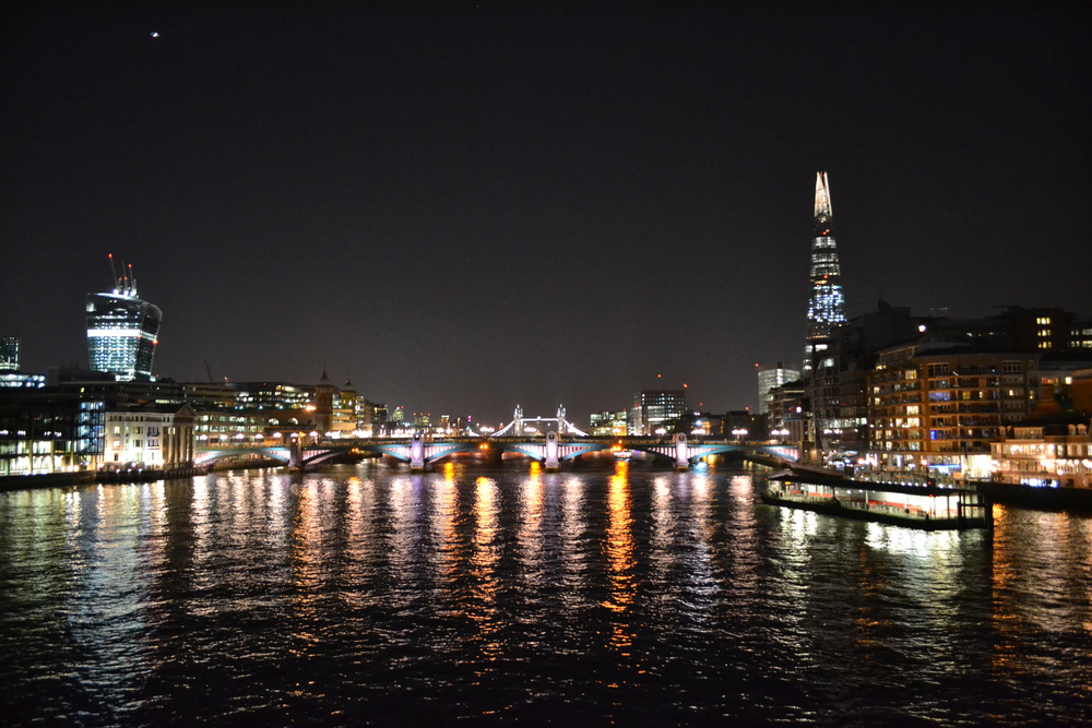 Лондон, гледка към Лондон бридж, Тауър бридж и небостъргача Шард от Пешеходния мост, по тъмно
