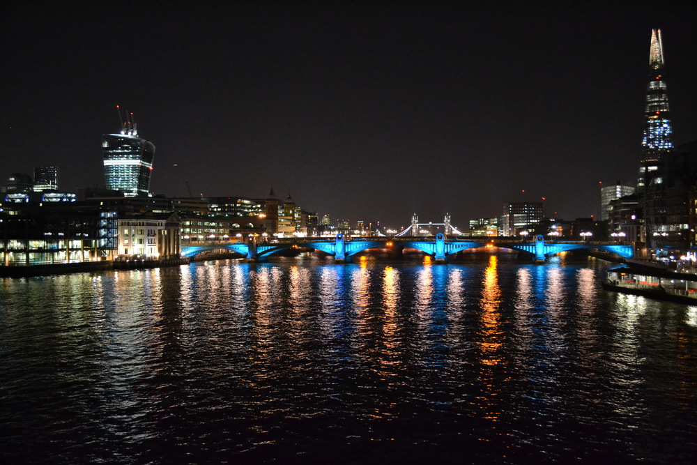 Лондон, гледка към Лондон бридж, Тауър бридж и небостъргача Шард от Пешеходния мост, по тъмно
