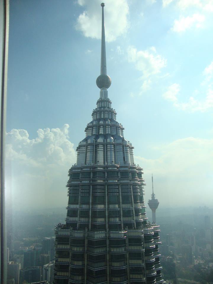Малайзия, В близък план Втората кула, а отзад зад нея Тв кулата
