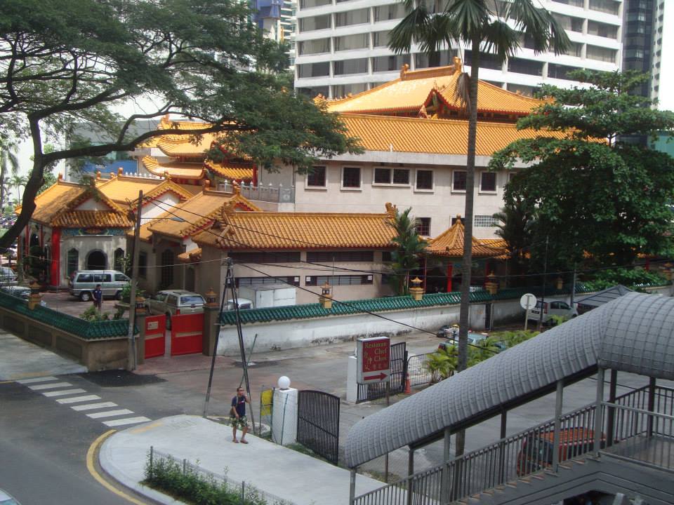 Малайзия, Пешеходният надлез към храма
