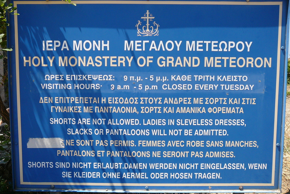 Метеора, Гърция, Табела с указания за облеклото при посещение на манастирите
