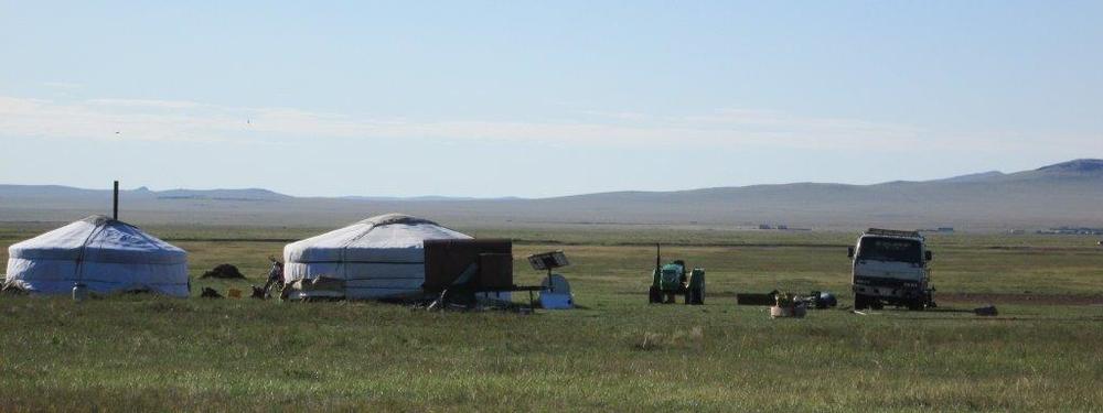 Монголия, Две юрти на богати животновъди, разполагащи с камион, трактор, мотоциклет и електрозахранване от слънчеви панели, източна Монголия
