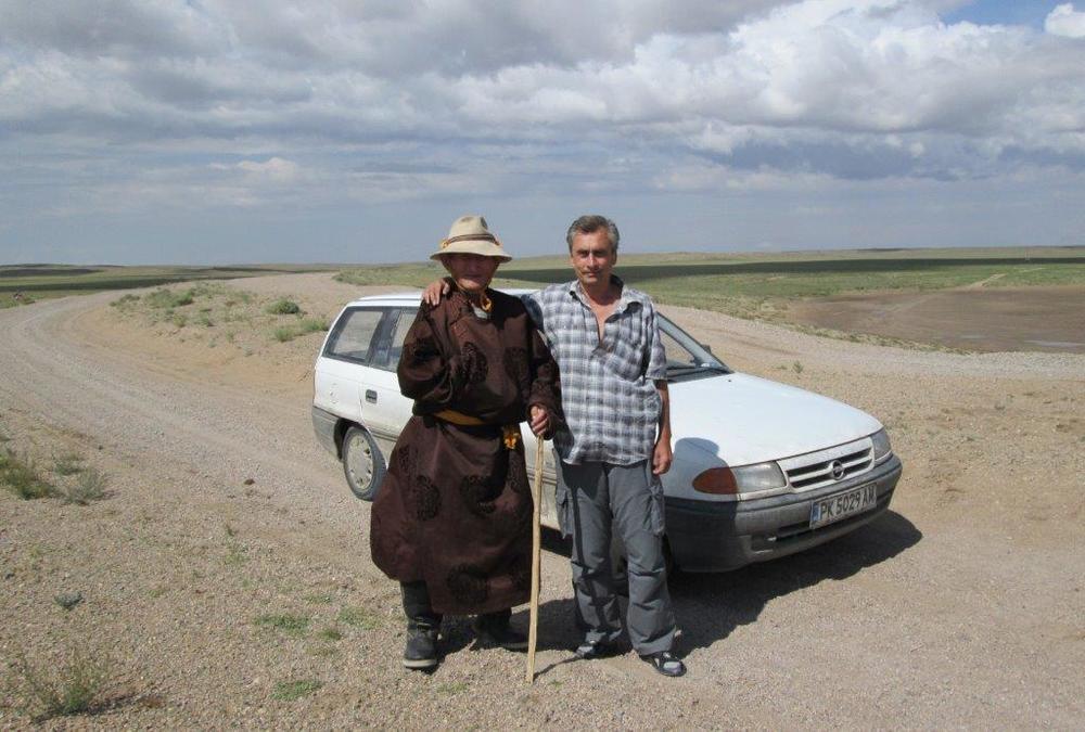 Монголия, Среща на автора с възрастен монголец, облечен в традиционни дрехи
