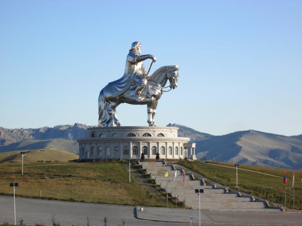 Монголия, Статуя на Чингис хан, висока 40 метра. Едноименният мемориален комплекс е разположен на около 50 километра източно от столицата Улан Батор
