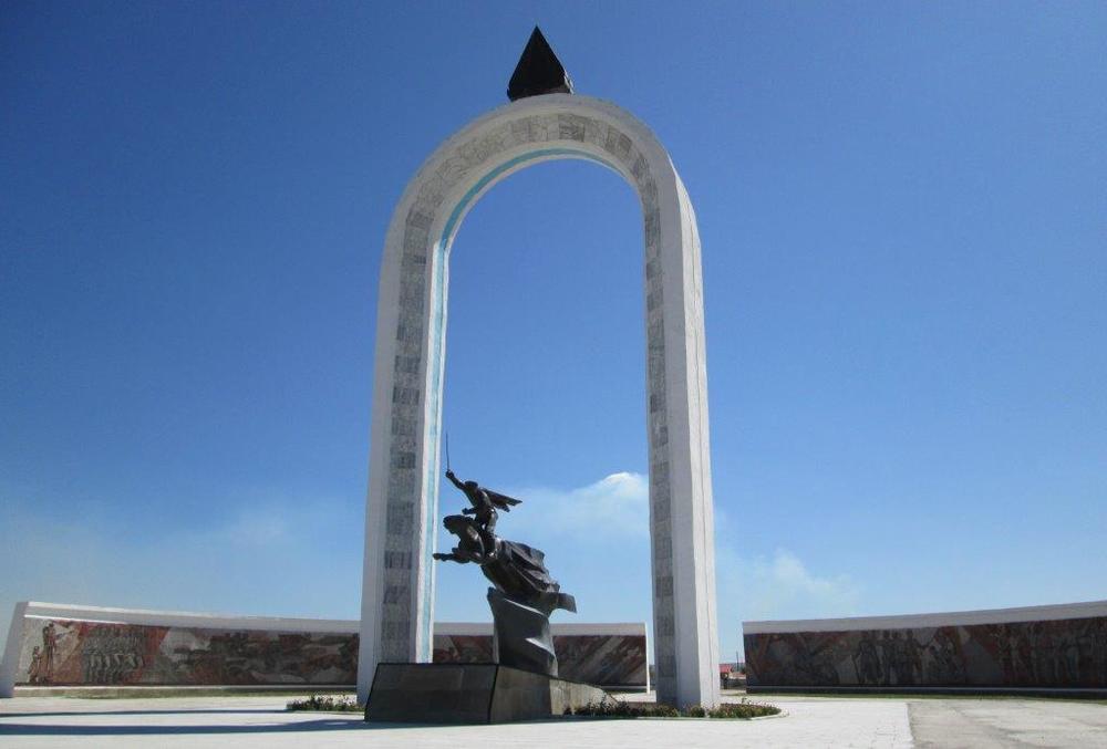 Монголия, Мемориал в град Чойбалсан, посветен на монголските революционери и герои от войните
