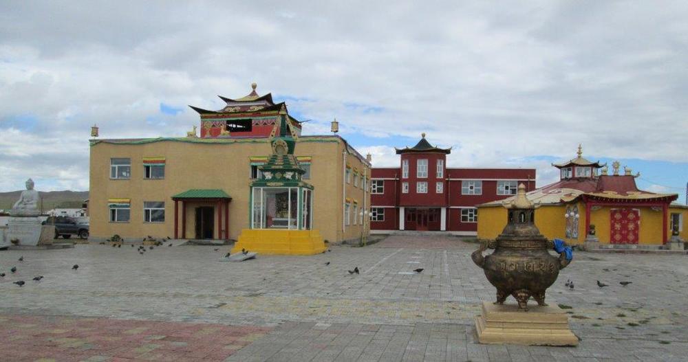 Монголия, Новопостроен будистки манастир в град Баянхонгорr
