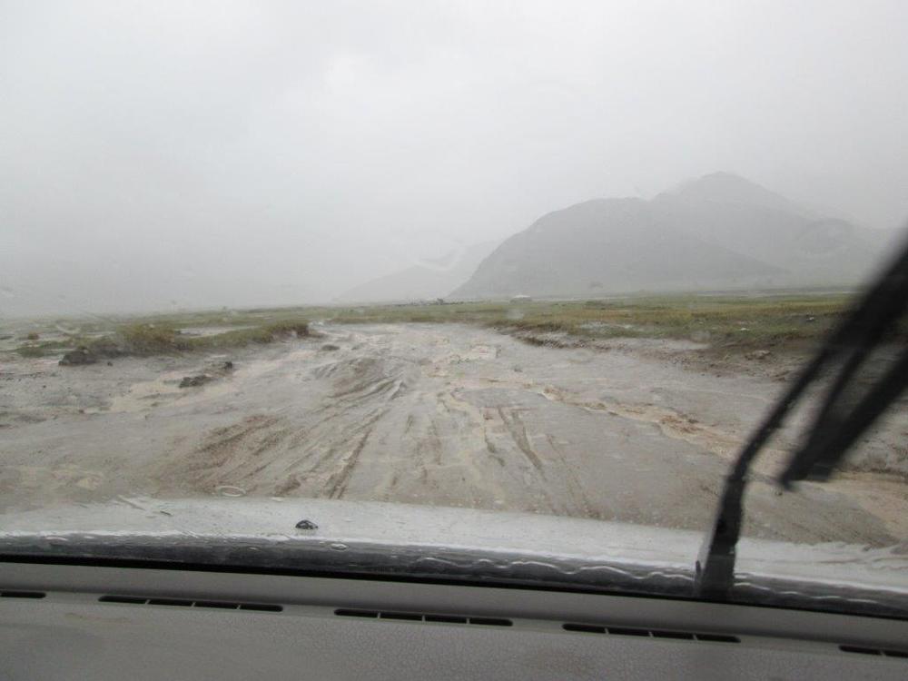 Монголия, По калните монголски пътища при дъждовно време
