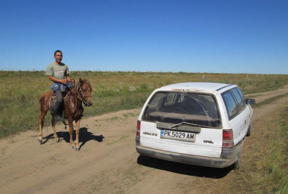 Монголия, Среща с млад монголец на кон в източната част на страната
