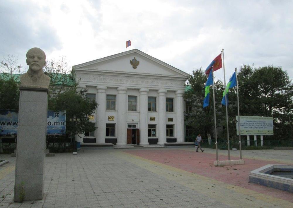 Монголия, Сградата на областната администрация в град Олгий
