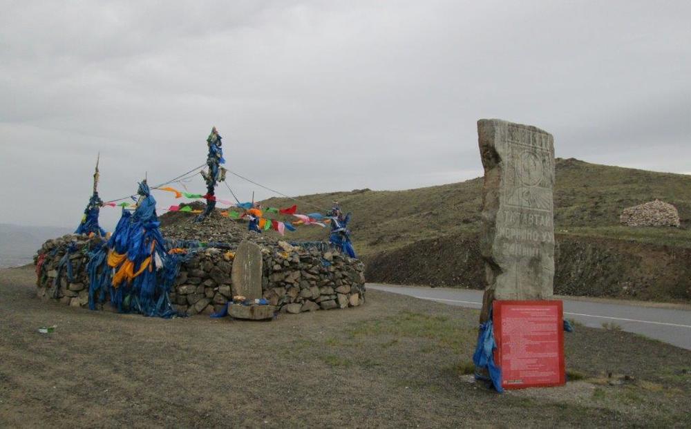 Монголия, Превал в западна Монголия с натрупани камъни и завързани обредни ленти
