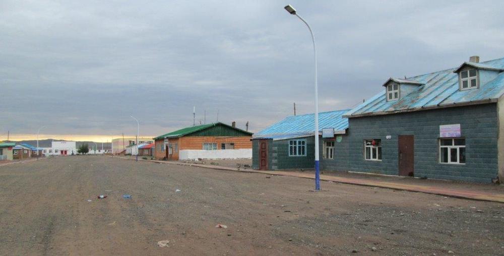 Монголия, Главната улица на град Дарви, рано сутринта
