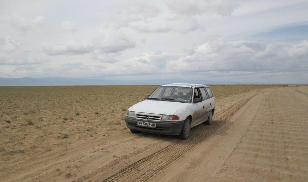 Монголия, С моя Опел сме спрели за кратка почивка в пустинята Гоби
