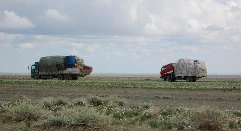 Монголия, В Монголия камионите бяха натоварени с разнообразни стоки и с максимално натъпкани каросерии
