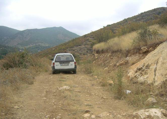 Нагорни Карабах, По този черен път се стига подножието на хълма, където е пещерата Азок.  После следва изкачване по стръмна пътека за да се стигне до входа на пещерата.
