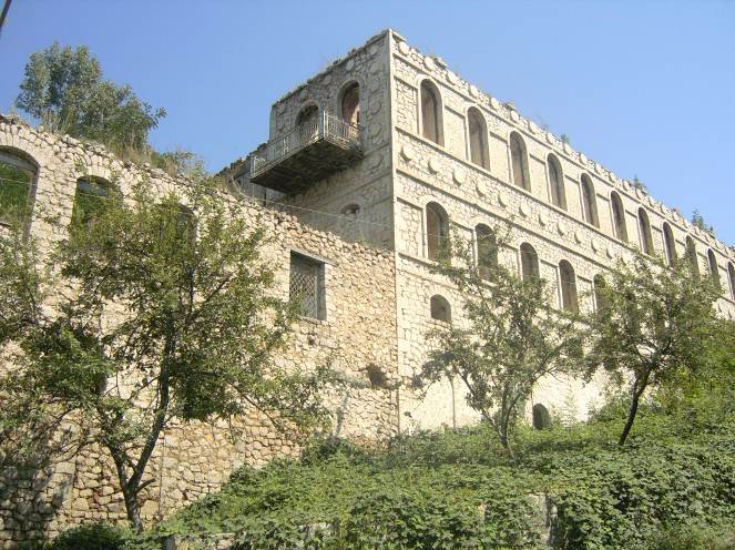 Нагорни Карабах, Рушаща се мюсюлманска обществена сграда
