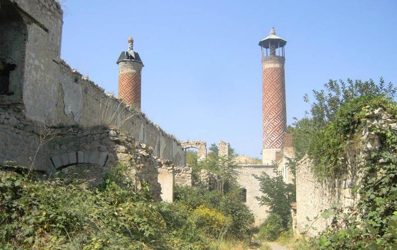 Нагорни Карабах, Рушаща се джамия
