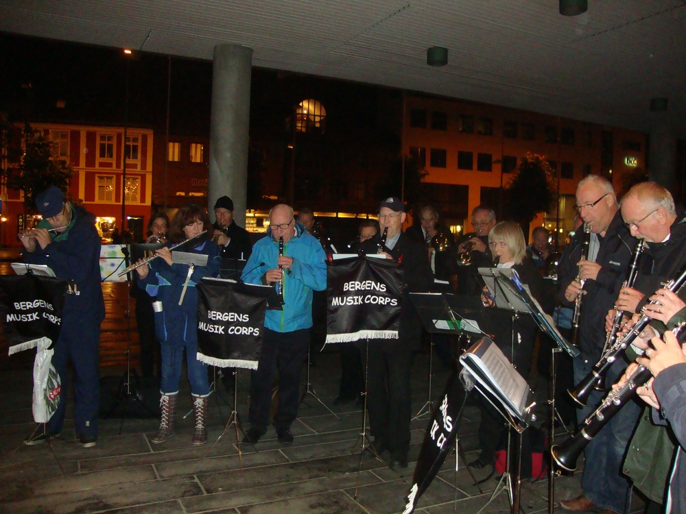 Норвегия, Берген, Бергенският оркестър пред зала 