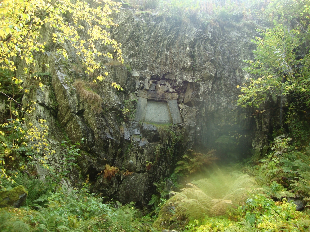 Норвегия, Зад паметната плоча в скалата са зазидани урните
