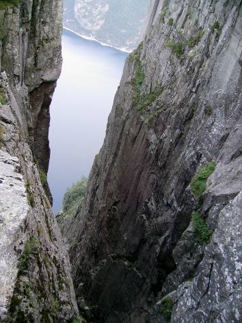 Норвегия, Поглед от Прекестолен надолу към фиорда Лисефьорде

