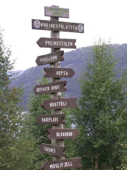 Норвегия, Табелите при хотела насочват към различните пешеходни туристически маршрути край фиорда Лисефьорде, включително и към скалата  Прекестолен.
