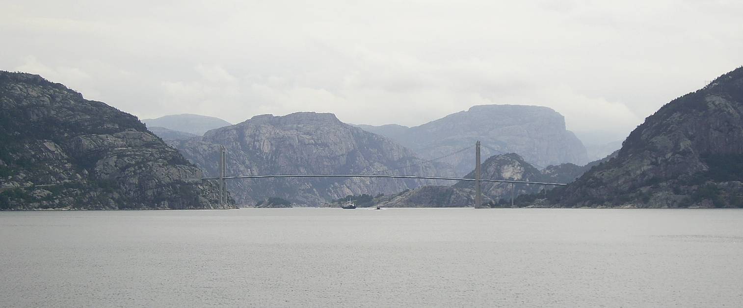 Норвегия, На някои места фиордите се пресичат от големи мостове
