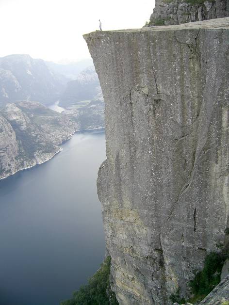 Норвегия, Прекестолен (Preikestolen) е най-популяр-ната скала в Норвегия. Издига се на 604 метра над морското равнище и е разположена на  фиорда Лисефьорде (Lysefjorden). В буквален превод името на скалата означава Катедра (или по-точно църковен амвон). А пък името на фиорда се превежда като Лазурния фиорд. 
