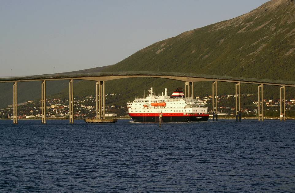 Норвегия, На някои места фиордите се пресичат от големи мостове
