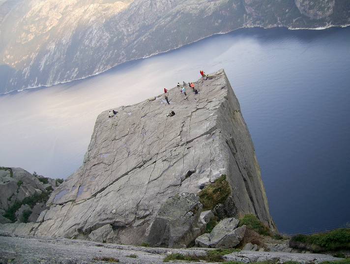 Норвегия, Прекестолен и Лисефьорде, гледани под друг ъгъл. Върху скалата се забелязва голяма пукнатина, която всяка година се увеличава. Вероятно след време отцепващата се част ще бъде закрепена с огромни метални винтове за да не се откъсне и падне надолу.
