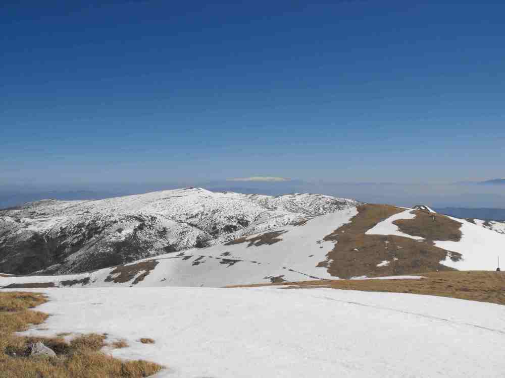 България, На изток бялата шапка на Витоша се откроява над връх Човека

