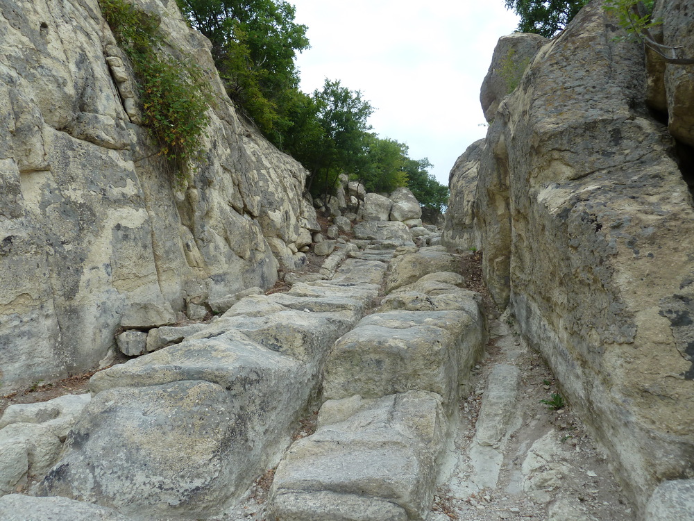 Перперикон, проходът с каменни стъпала
