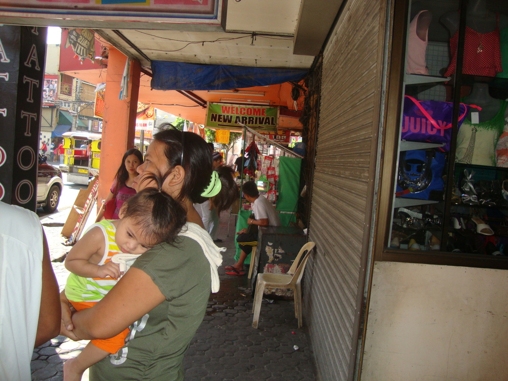 Филипини, навеси по улиците на Олонгапо предпазват от слънце и дъжд
