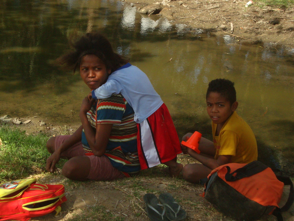 Филипини, майка аета с децата си
