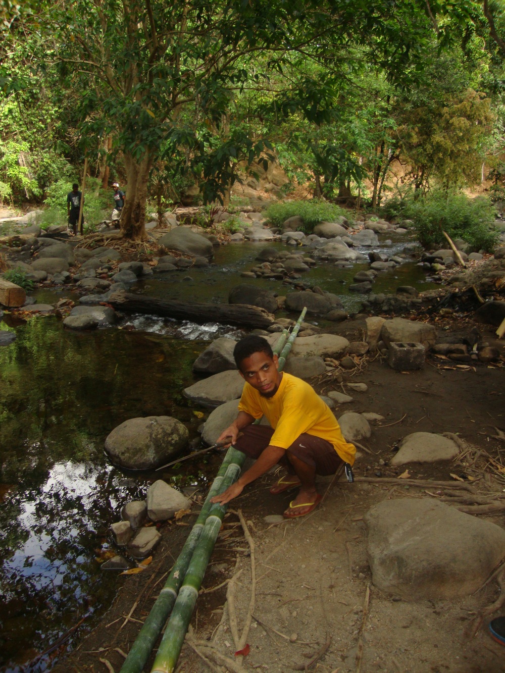 Филипини, Джей Ар обяснява как ще изработи съдове от бамбука
