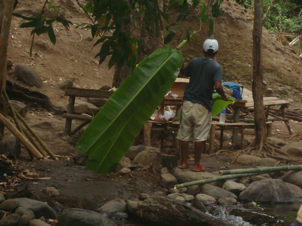 Филипини, банановите листа са измити в потока, те ще са ни чинии
