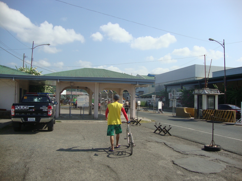 Филипини, полицейски пост на границата със Свободната зона
