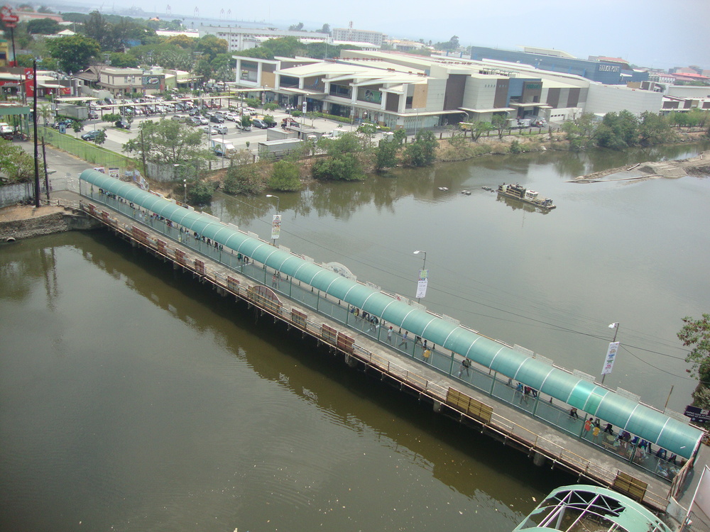 Филипини, Един от мостовете, който свързват Олонгапо със Свободната зона, вдясно - Харбър пойнт, най-новият мол
