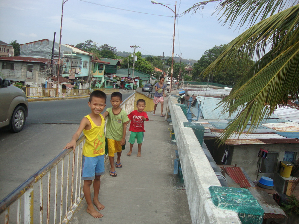 Филипини, Братчета на моста за Олонгапо
