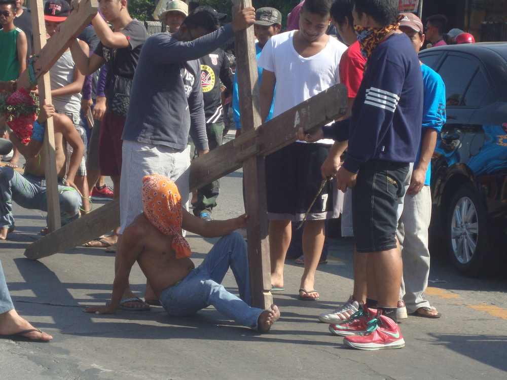Филипини, плащениците вече са свалени, но лицата остават покрити
