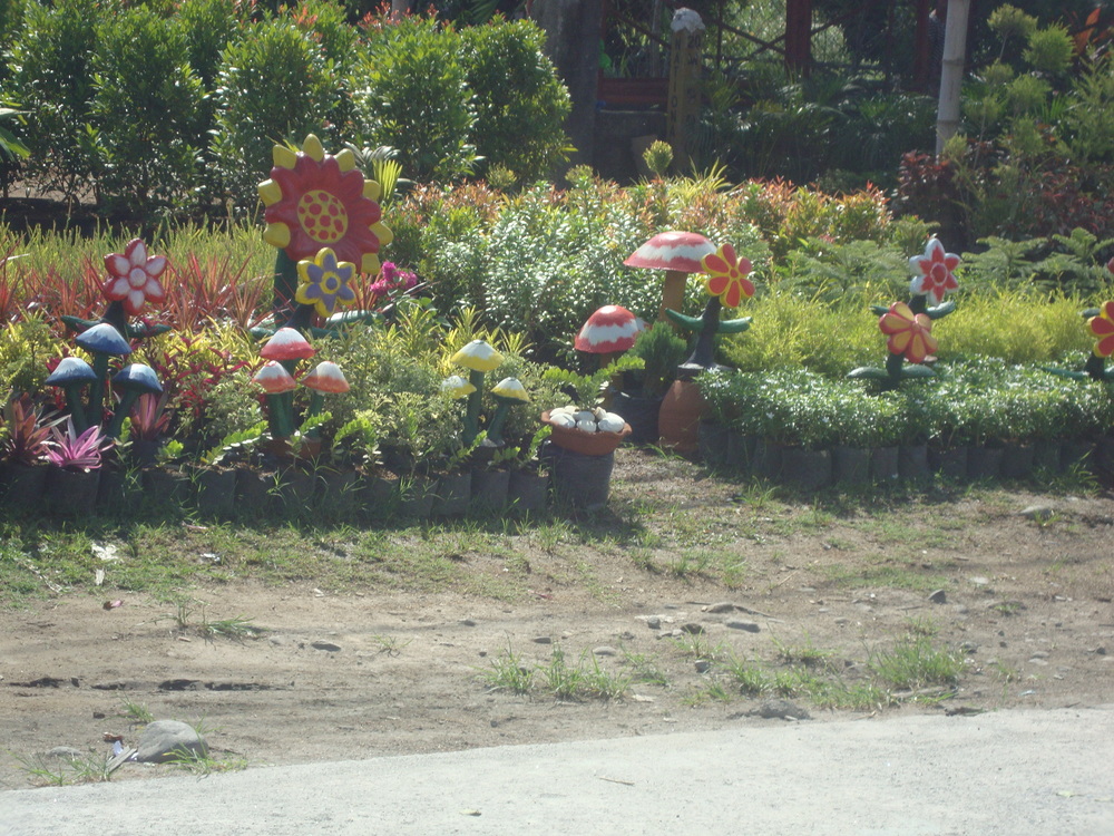 Филипини, великденска декорация край пътя
